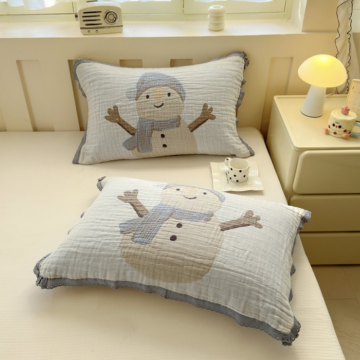 91家纺网 家纺一手货源 找家纺 朴尔家纺-毛巾被 2026新款皱皱纱卡通大版花边全棉四层纱布枕巾 淘气雪人