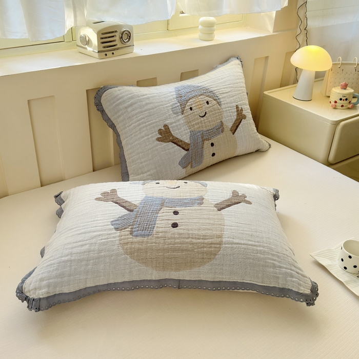 91家纺网 家纺一手货源 找家纺 朴尔家纺-毛巾被 2026新款皱皱纱卡通大版花边全棉四层纱布枕巾 淘气雪人