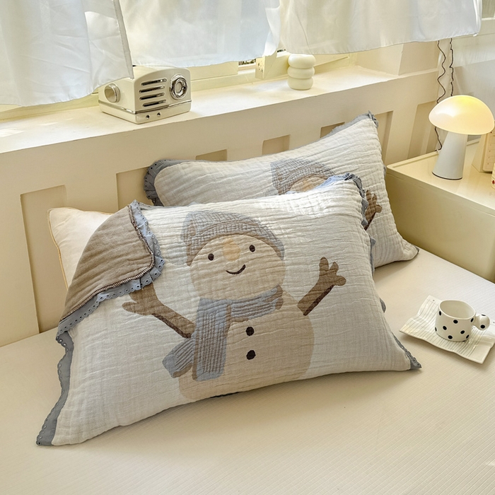 91家纺网 家纺一手货源 找家纺 朴尔家纺-毛巾被 2026新款皱皱纱卡通大版花边全棉四层纱布枕巾 淘气雪人