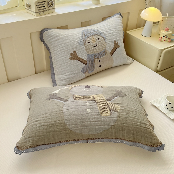 91家纺网 家纺一手货源 找家纺 朴尔家纺-毛巾被 2026新款皱皱纱卡通大版花边全棉四层纱布枕巾 淘气雪人