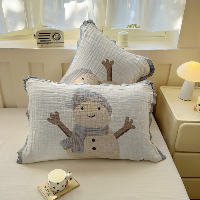 91家纺网 家纺一手货源 找家纺 朴尔家纺-毛巾被 2026新款皱皱纱卡通大版花边全棉四层纱布枕巾 淘气雪人