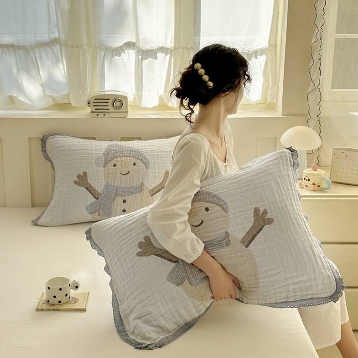 91家纺网 家纺一手货源 找家纺 朴尔家纺-毛巾被 2026新款皱皱纱卡通大版花边全棉四层纱布枕巾 淘气雪人