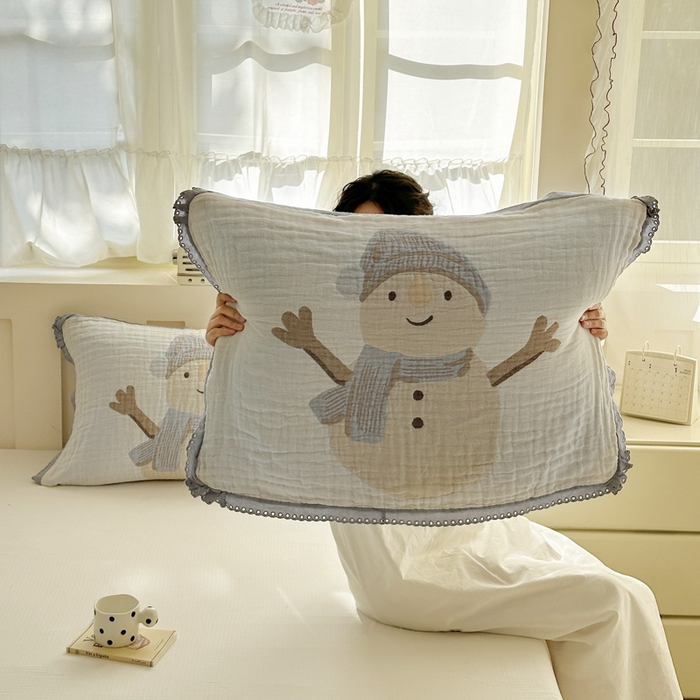 91家纺网 家纺一手货源 找家纺 朴尔家纺-毛巾被 2026新款皱皱纱卡通大版花边全棉四层纱布枕巾 淘气雪人