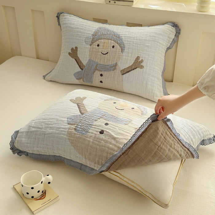 91家纺网 家纺一手货源 找家纺 朴尔家纺-毛巾被 2026新款皱皱纱卡通大版花边全棉四层纱布枕巾 淘气雪人