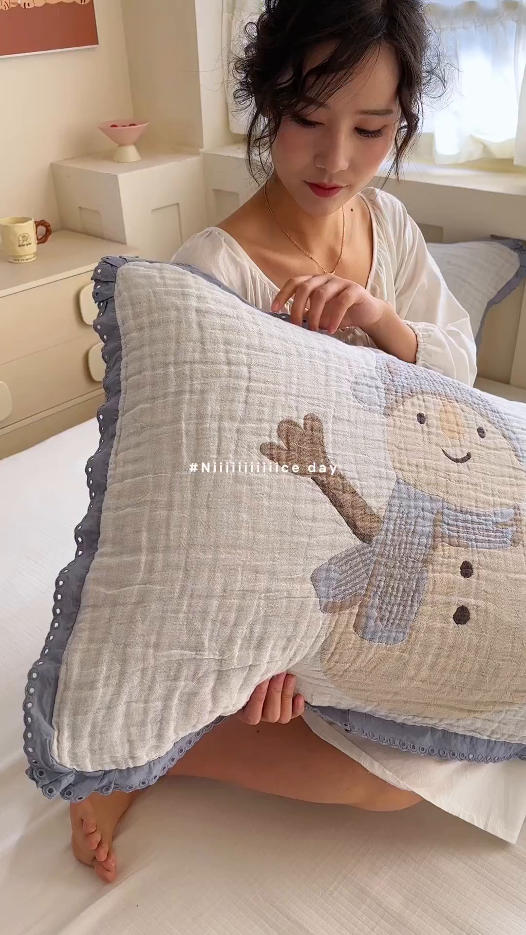 91家纺网 家纺一手货源 找家纺 朴尔家纺-毛巾被 2026新款皱皱纱卡通大版花边全棉四层纱布枕巾 淘气雪人