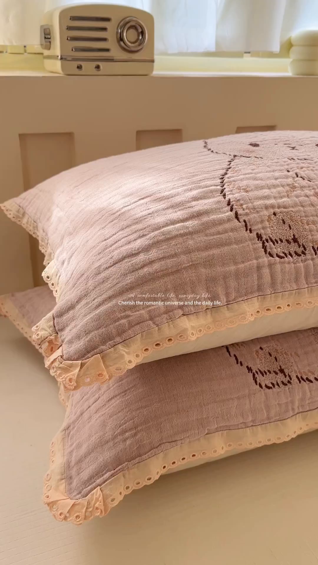 91家纺网 家纺一手货源 找家纺 朴尔家纺-毛巾被 2026新款皱皱纱卡通大版花边全棉四层纱布枕巾 胭脂兔