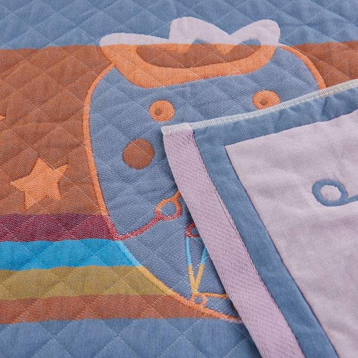 91家纺网 家纺一手货源 找家纺 朴尔家纺-毛巾被 2026新款彩色糖果系列纯棉三层纱布枕巾 调皮胡萝卜浅粉