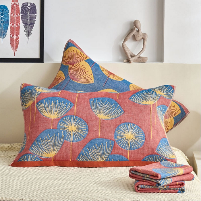 91家纺网 家纺一手货源 找家纺 朴尔家纺-毛巾被 2026新款民族风彩棉系列四层纱布枕巾 梦幻蒲公英红