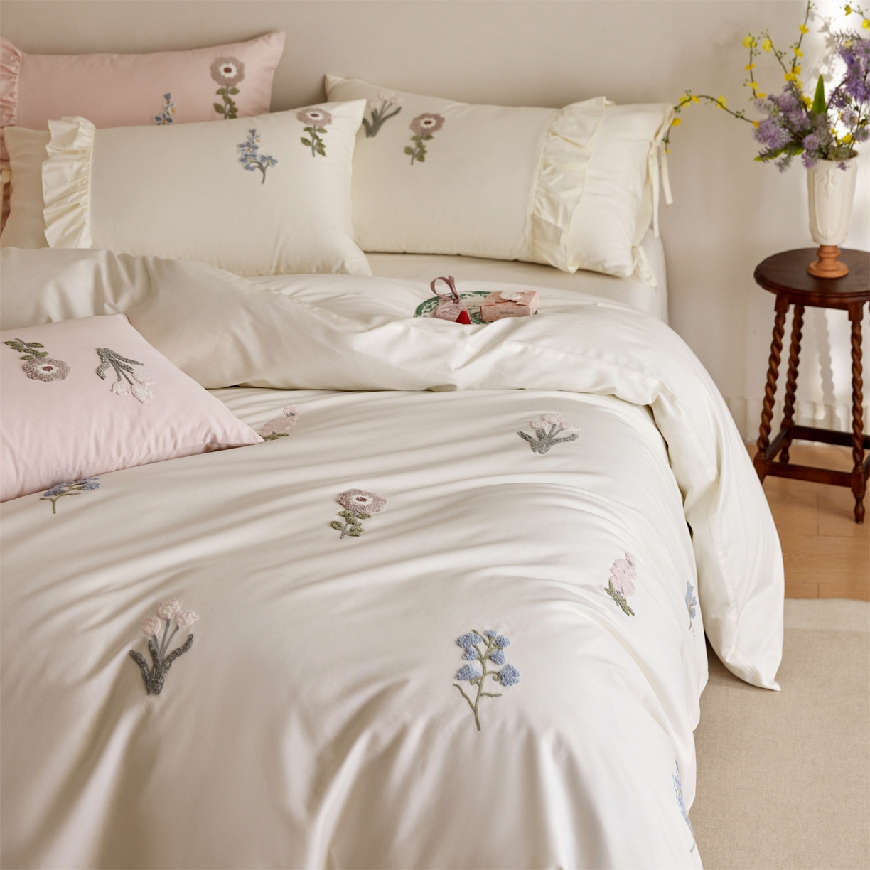 91家纺网 家纺一手货源 找家纺 初拾 2026新款全棉“小清新”毛巾绣四件套—白山茶 （会员减20 控价： 日常券后不低于368元） 白山茶-雪花白