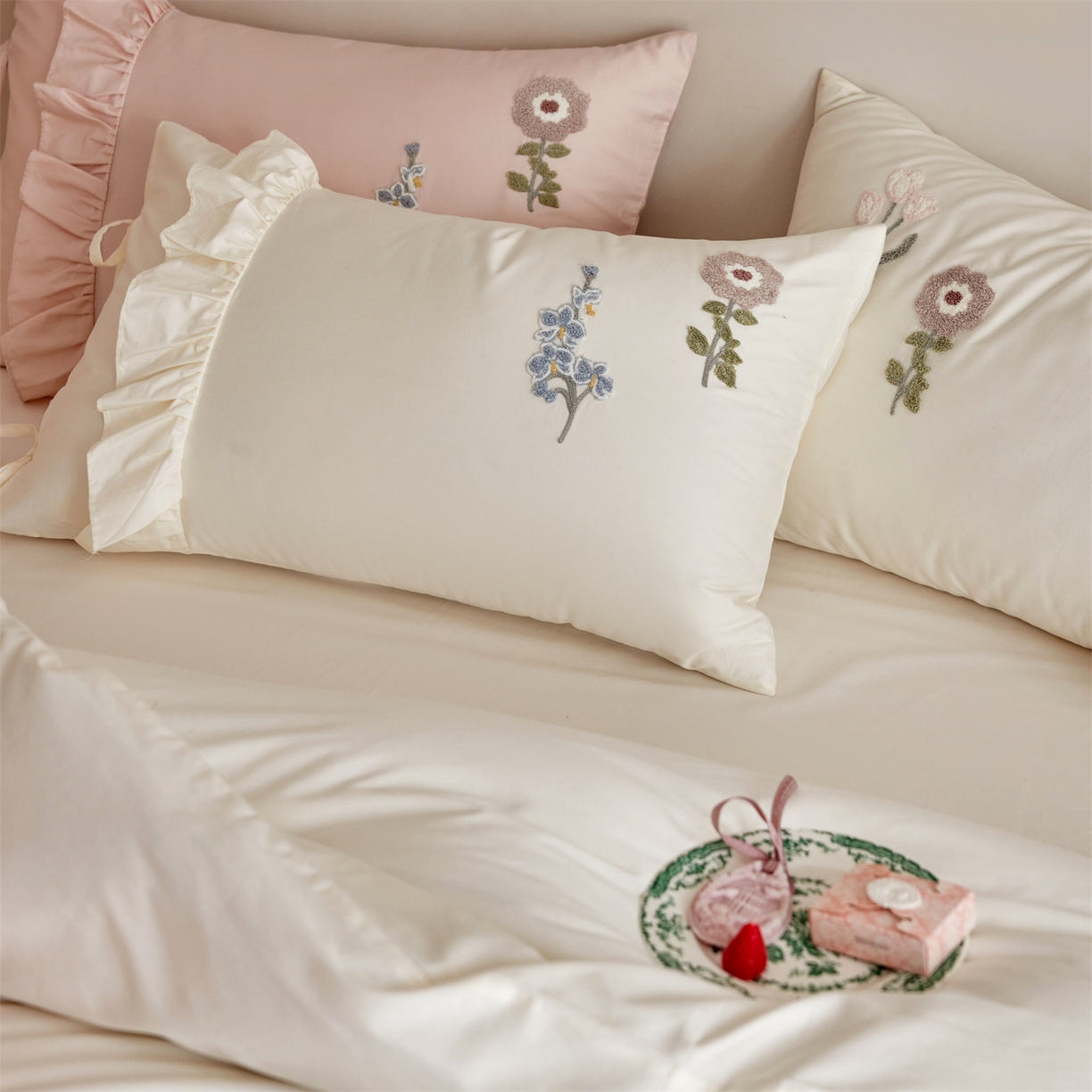 91家纺网 家纺一手货源 找家纺 初拾 2026新款全棉“小清新”毛巾绣四件套—白山茶 （会员减20 控价： 日常券后不低于368元） 白山茶-雪花白