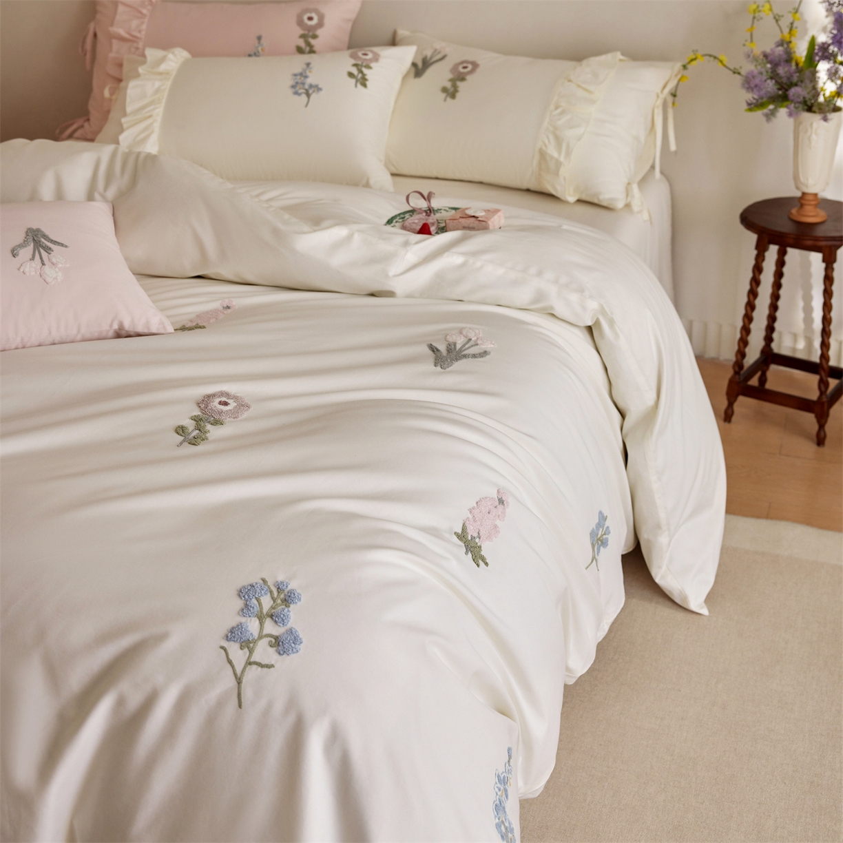 91家纺网 家纺一手货源 找家纺 初拾 2026新款全棉“小清新”毛巾绣四件套—白山茶 （会员减20 控价： 日常券后不低于368元） 白山茶-雪花白