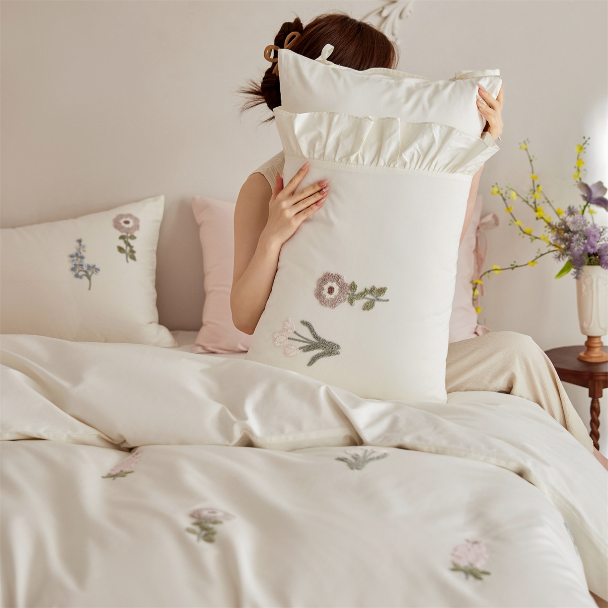 91家纺网 家纺一手货源 找家纺 初拾 2026新款全棉“小清新”毛巾绣四件套—白山茶 （会员减20 控价： 日常券后不低于368元） 白山茶-雪花白