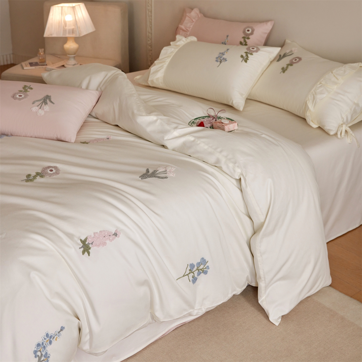 91家纺网 家纺一手货源 找家纺 初拾 2026新款全棉“小清新”毛巾绣四件套—白山茶 （会员减20 控价： 日常券后不低于368元） 白山茶-雪花白