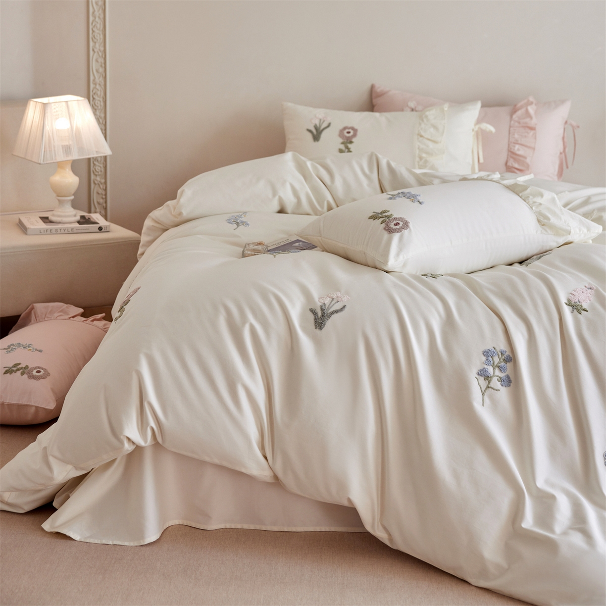 91家纺网 家纺一手货源 找家纺 初拾 2026新款全棉“小清新”毛巾绣四件套—白山茶 （会员减20 控价： 日常券后不低于368元） 白山茶-雪花白