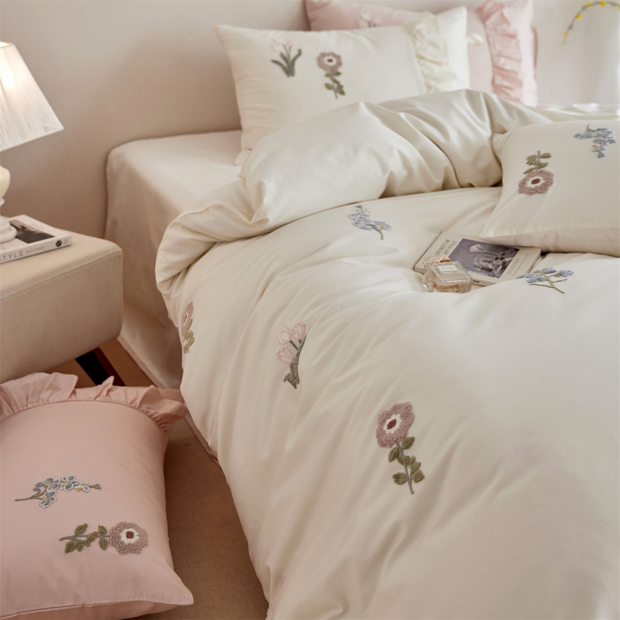 91家纺网 家纺一手货源 找家纺 初拾 2026新款全棉“小清新”毛巾绣四件套—白山茶 （会员减20 控价： 日常券后不低于368元） 白山茶-雪花白