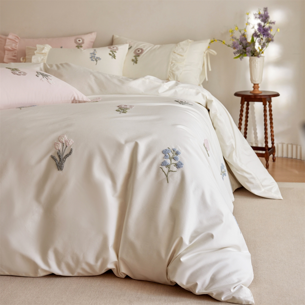 91家纺网 家纺一手货源 找家纺 初拾 2026新款全棉“小清新”毛巾绣四件套—白山茶 （会员减20 控价： 日常券后不低于368元） 白山茶-雪花白