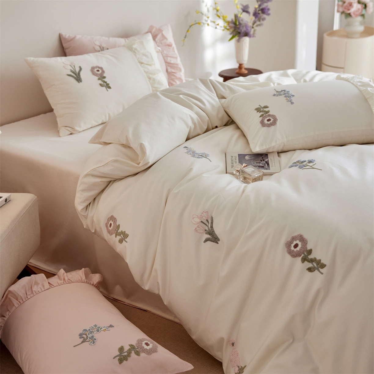 91家纺网 家纺一手货源 找家纺 初拾 2026新款全棉“小清新”毛巾绣四件套—白山茶 （会员减20 控价： 日常券后不低于368元） 白山茶-雪花白