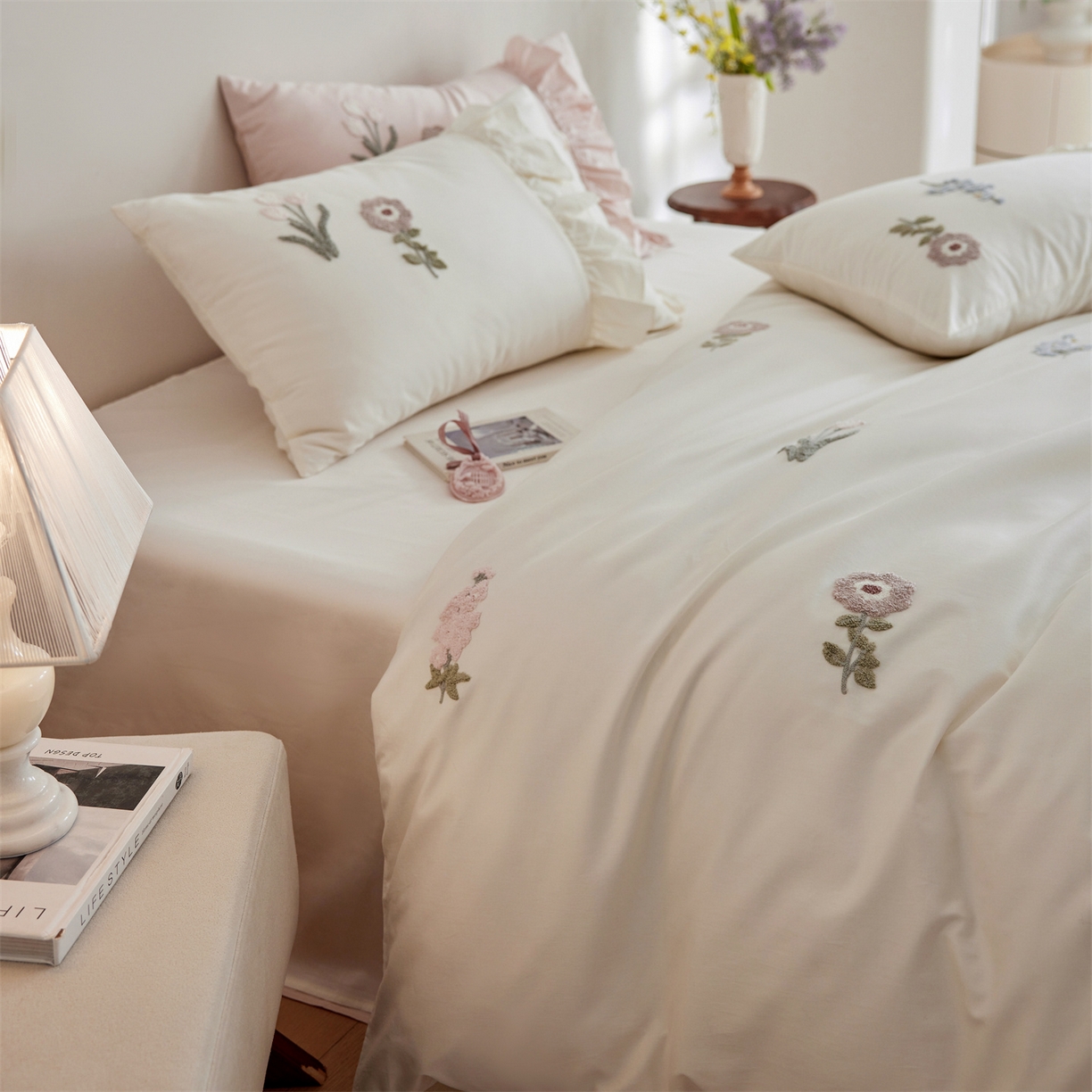 91家纺网 家纺一手货源 找家纺 初拾 2026新款全棉“小清新”毛巾绣四件套—白山茶 （会员减20 控价： 日常券后不低于368元） 白山茶-雪花白