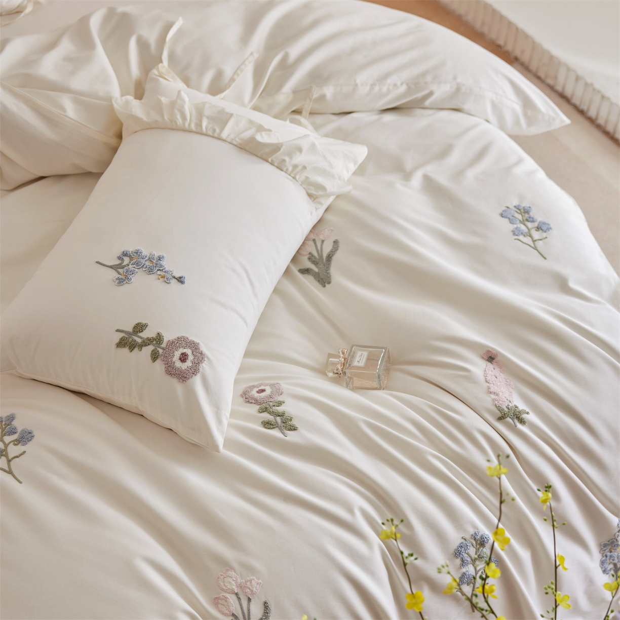 91家纺网 家纺一手货源 找家纺 初拾 2026新款全棉“小清新”毛巾绣四件套—白山茶 （会员减20 控价： 日常券后不低于368元） 白山茶-雪花白