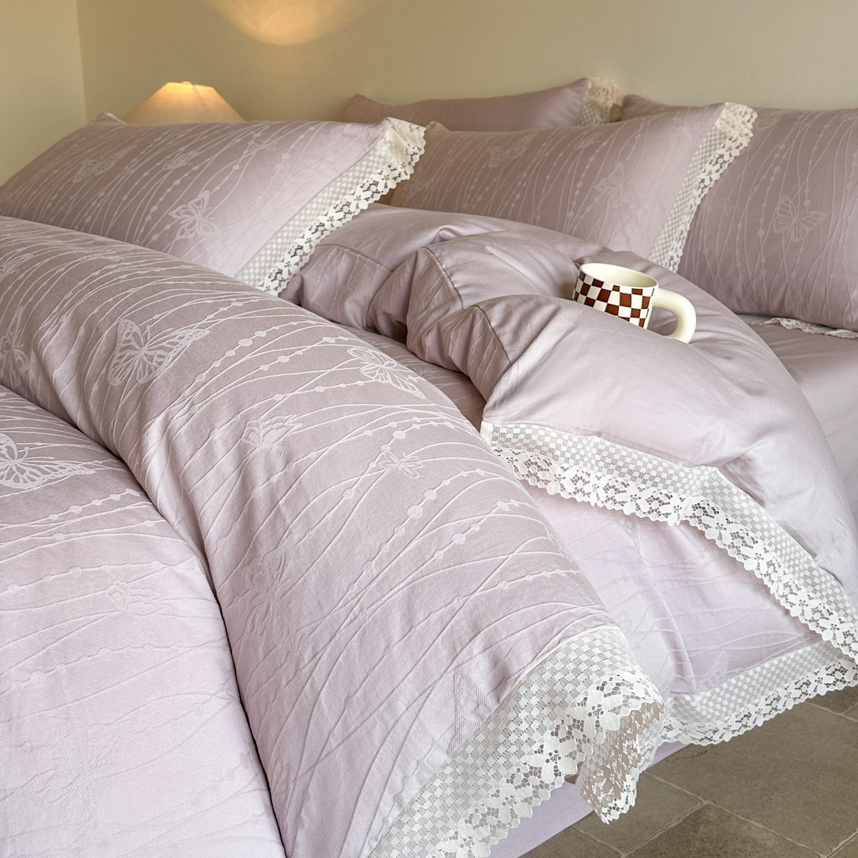 91家纺网 家纺一手货源 找家纺 格里芬家纺 2026新款花边款60S全棉水洗立体浮雕提花四件套 蝶舞-淡雅紫