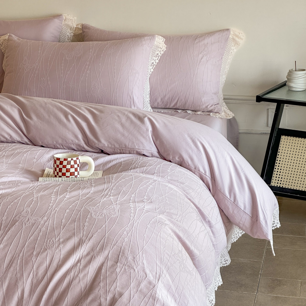 91家纺网 家纺一手货源 找家纺 格里芬家纺 2026新款花边款60S全棉水洗立体浮雕提花四件套 蝶舞-淡雅紫