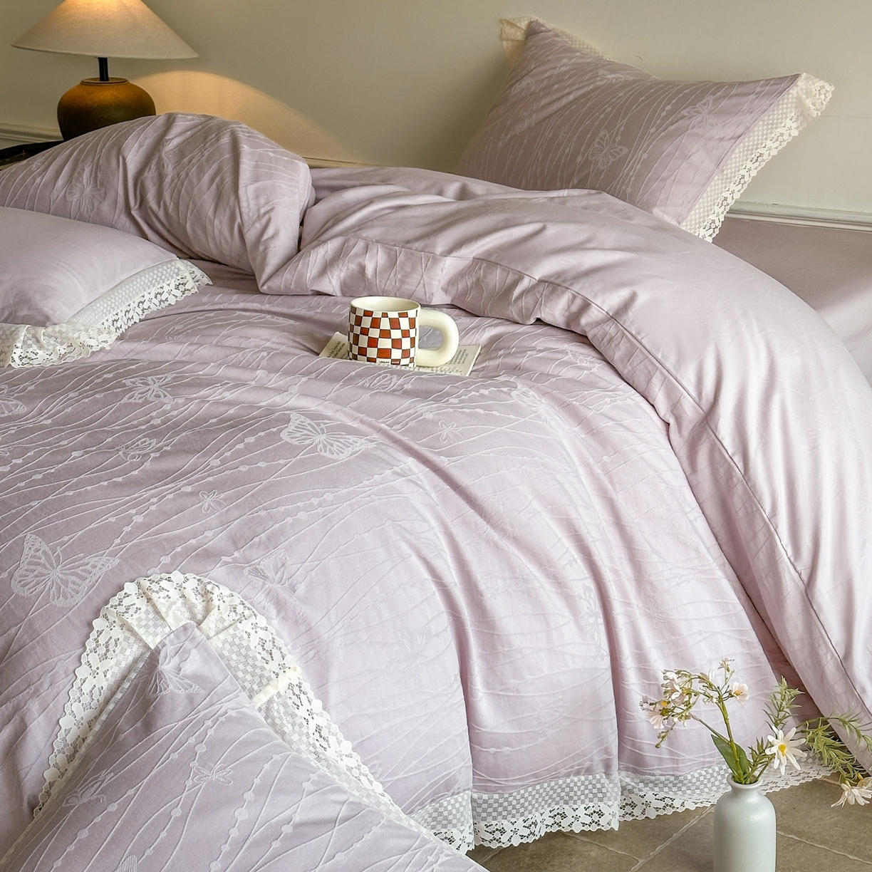 91家纺网 家纺一手货源 找家纺 格里芬家纺 2026新款花边款60S全棉水洗立体浮雕提花四件套 蝶舞-淡雅紫