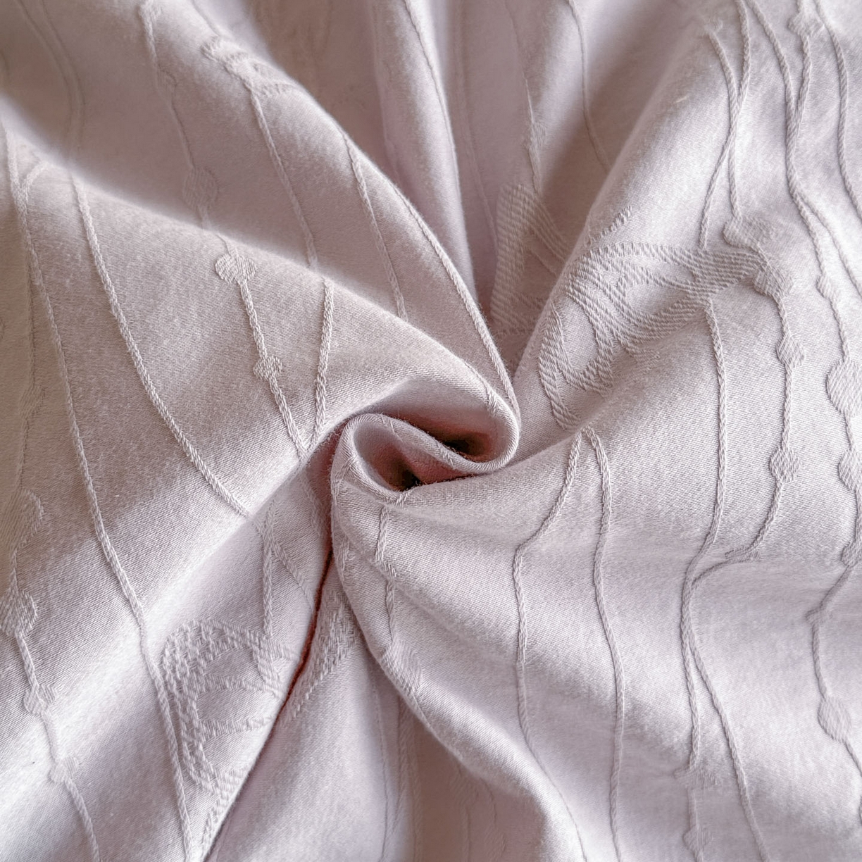 91家纺网 家纺一手货源 找家纺 格里芬家纺 2026新款花边款60S全棉水洗立体浮雕提花四件套 蝶舞-淡雅紫