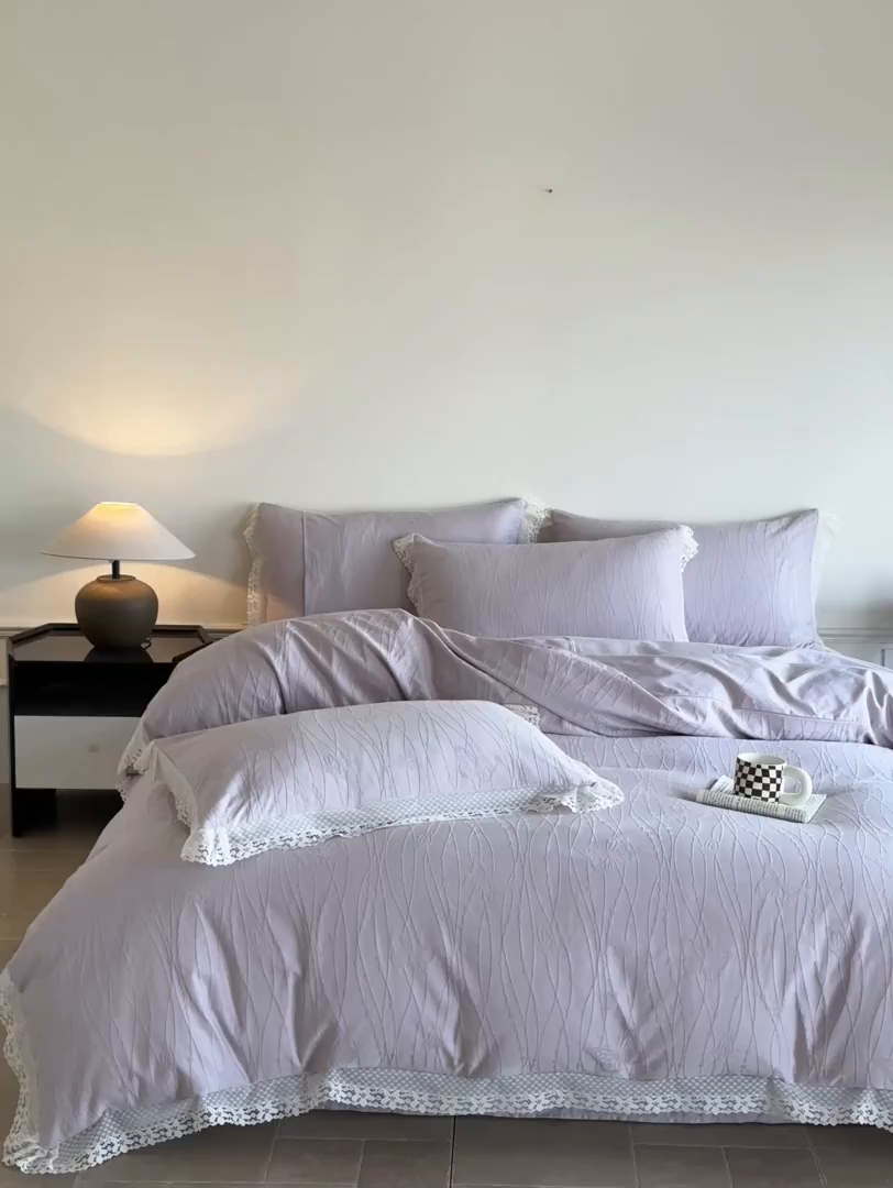 91家纺网 家纺一手货源 找家纺 格里芬家纺 2026新款花边款60S全棉水洗立体浮雕提花四件套 蝶舞-淡雅紫