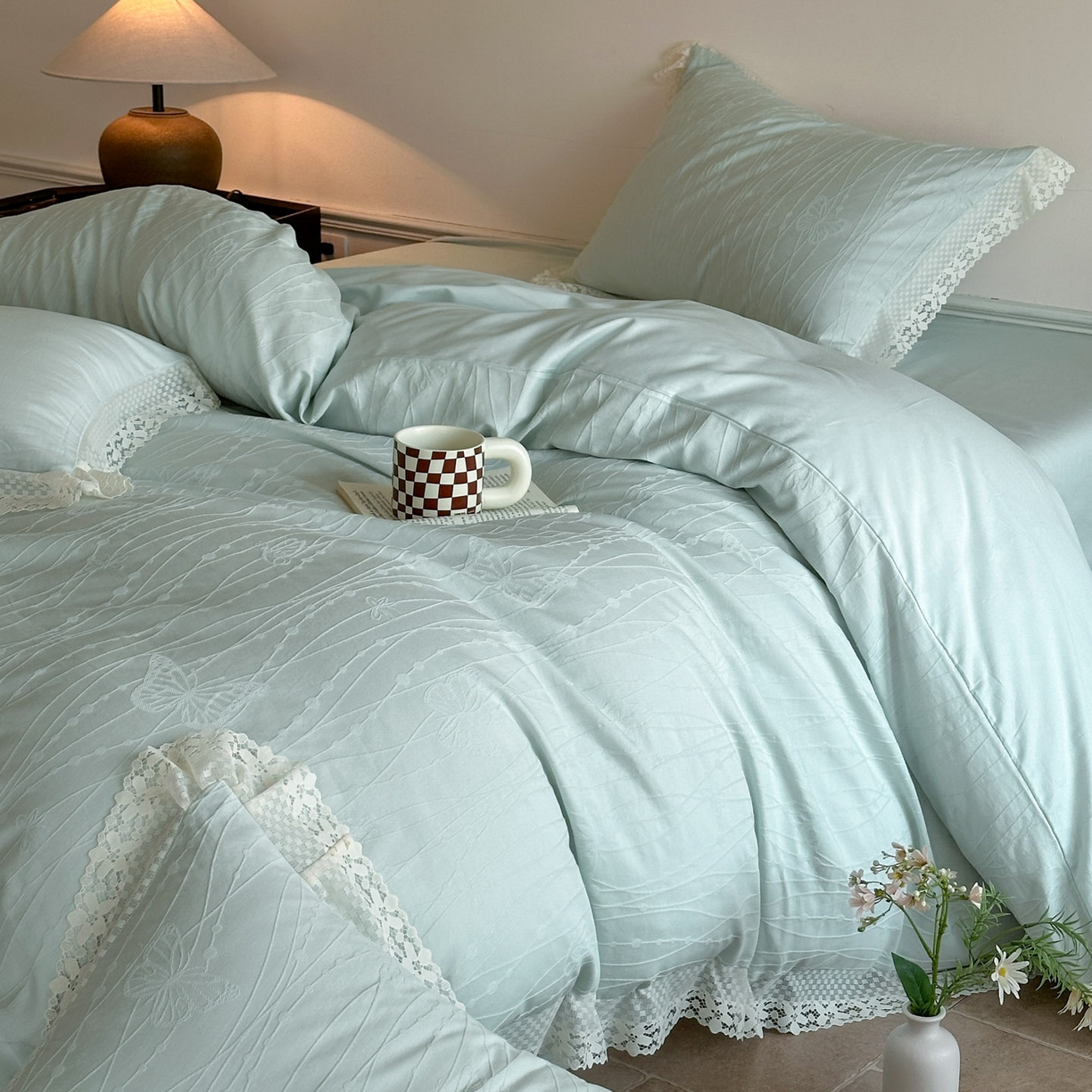 91家纺网 家纺一手货源 找家纺 格里芬家纺 2026新款花边款60S全棉水洗立体浮雕提花四件套 蝶舞-湖水绿