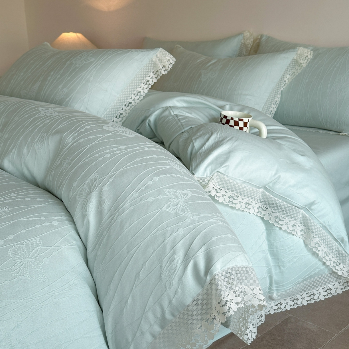 91家纺网 家纺一手货源 找家纺 格里芬家纺 2026新款花边款60S全棉水洗立体浮雕提花四件套 蝶舞-湖水绿