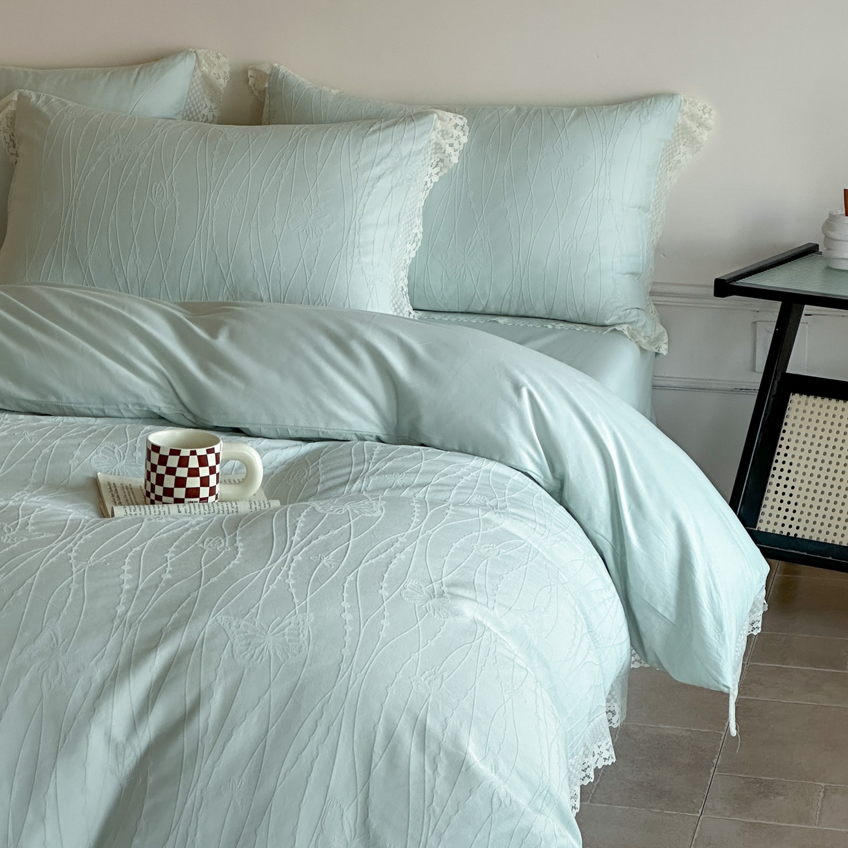 91家纺网 家纺一手货源 找家纺 格里芬家纺 2026新款花边款60S全棉水洗立体浮雕提花四件套 蝶舞-湖水绿