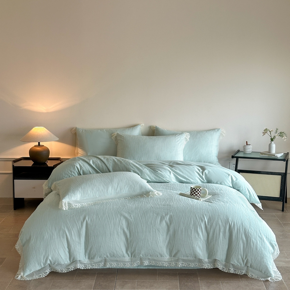 91家纺网 家纺一手货源 找家纺 格里芬家纺 2026新款花边款60S全棉水洗立体浮雕提花四件套 蝶舞-湖水绿