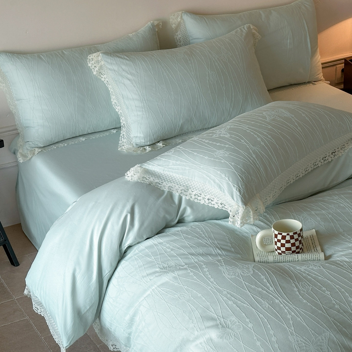 91家纺网 家纺一手货源 找家纺 格里芬家纺 2026新款花边款60S全棉水洗立体浮雕提花四件套 蝶舞-湖水绿