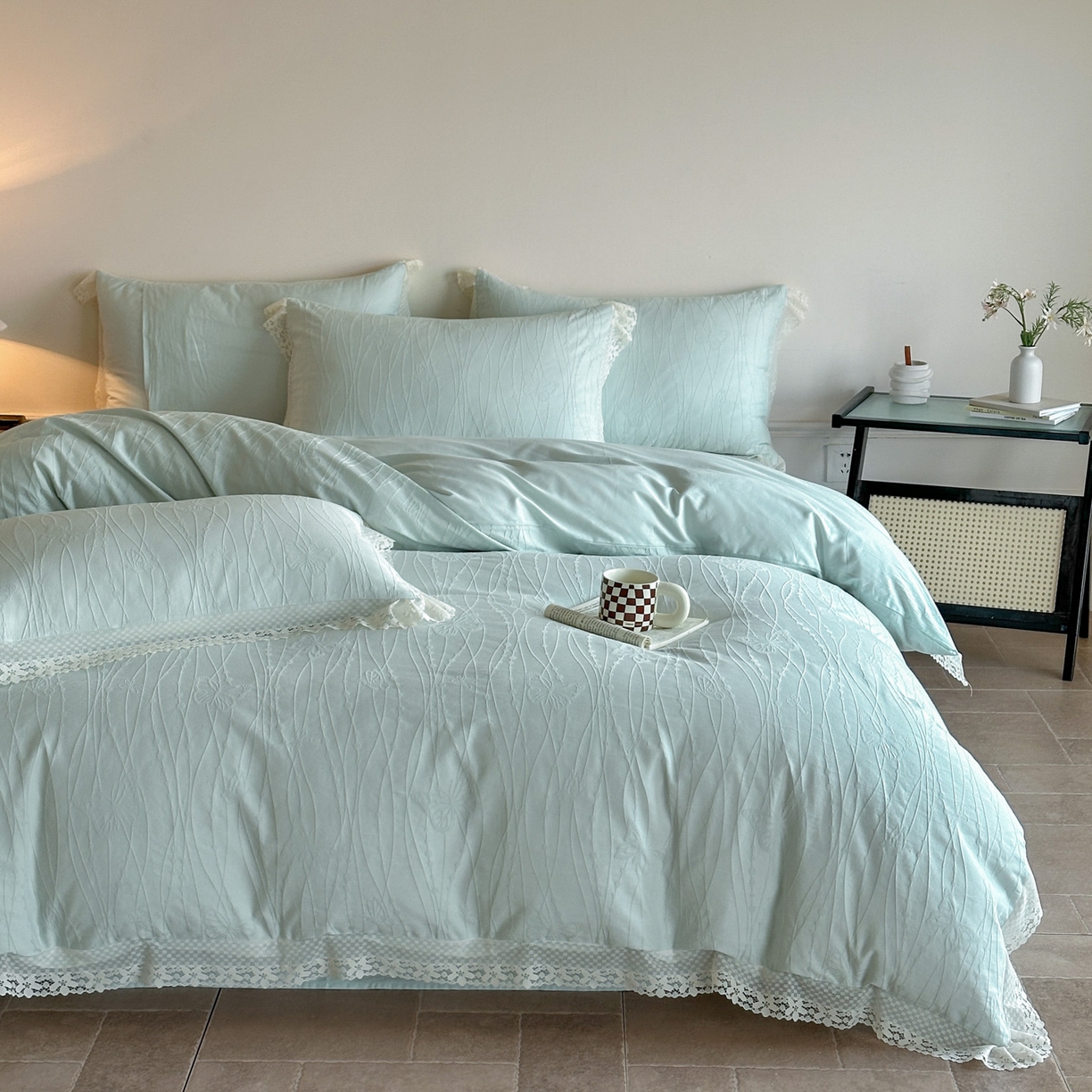 91家纺网 家纺一手货源 找家纺 格里芬家纺 2026新款花边款60S全棉水洗立体浮雕提花四件套 蝶舞-湖水绿