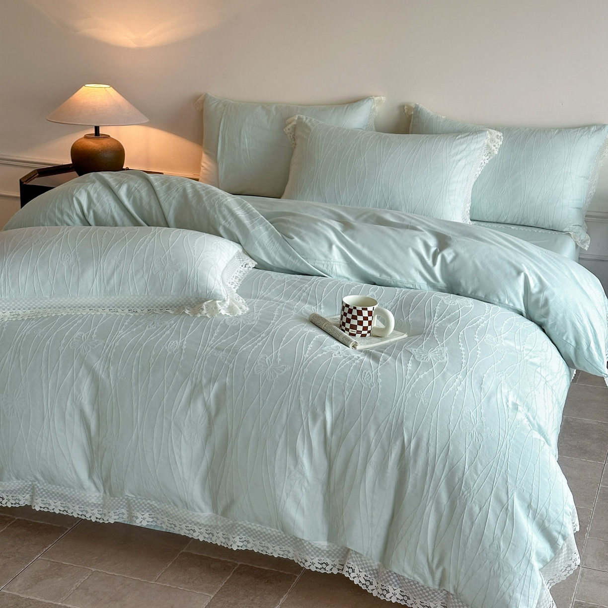 91家纺网 家纺一手货源 找家纺 格里芬家纺 2026新款花边款60S全棉水洗立体浮雕提花四件套 蝶舞-湖水绿