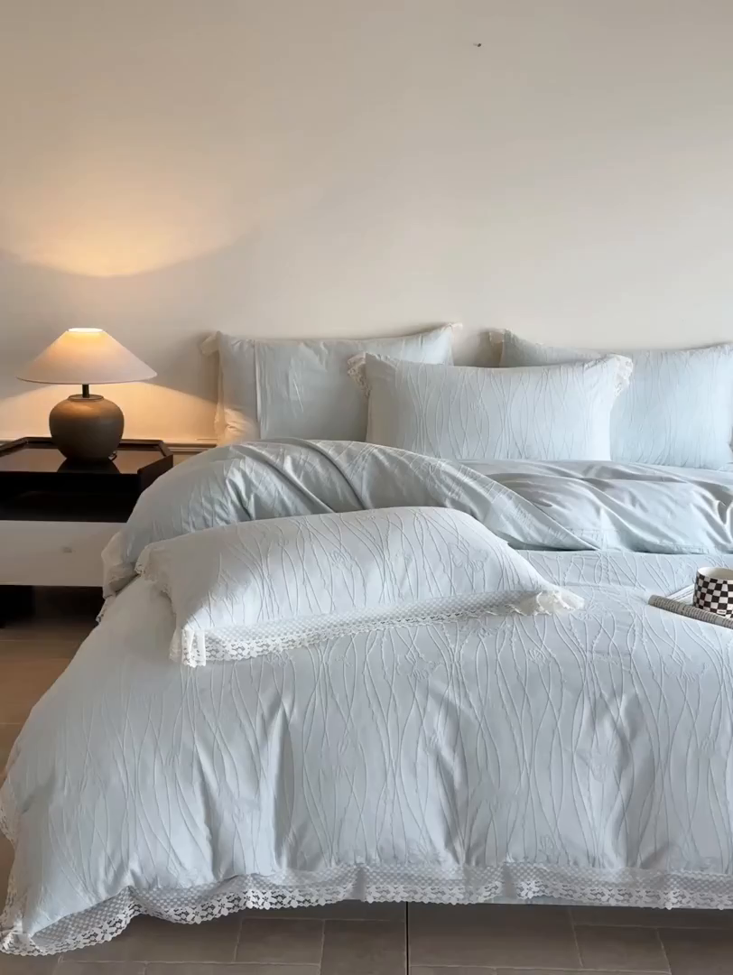 91家纺网 家纺一手货源 找家纺 格里芬家纺 2026新款花边款60S全棉水洗立体浮雕提花四件套 蝶舞-湖水绿