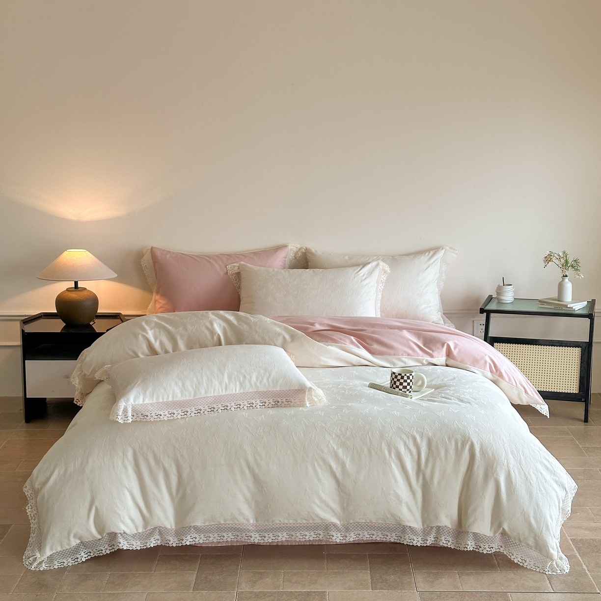 91家纺网 家纺一手货源 找家纺 格里芬家纺 2026新款花边款60S全棉水洗立体浮雕提花四件套 蝶愔之舞-奶昔白