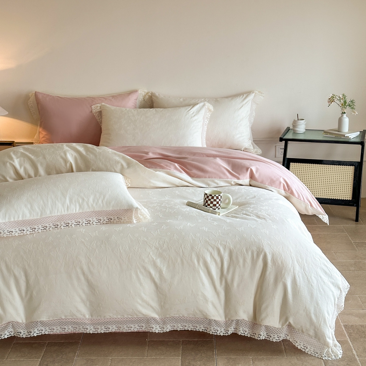 91家纺网 家纺一手货源 找家纺 格里芬家纺 2026新款花边款60S全棉水洗立体浮雕提花四件套 蝶愔之舞-奶昔白