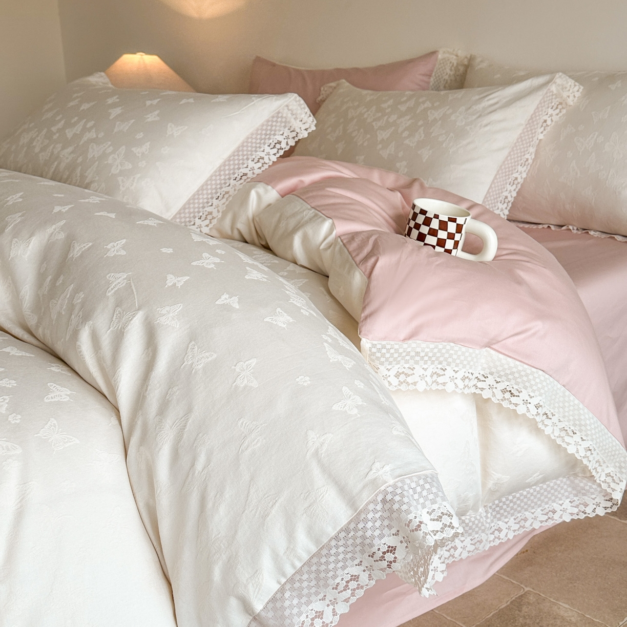 91家纺网 家纺一手货源 找家纺 格里芬家纺 2026新款花边款60S全棉水洗立体浮雕提花四件套 蝶愔之舞-奶昔白