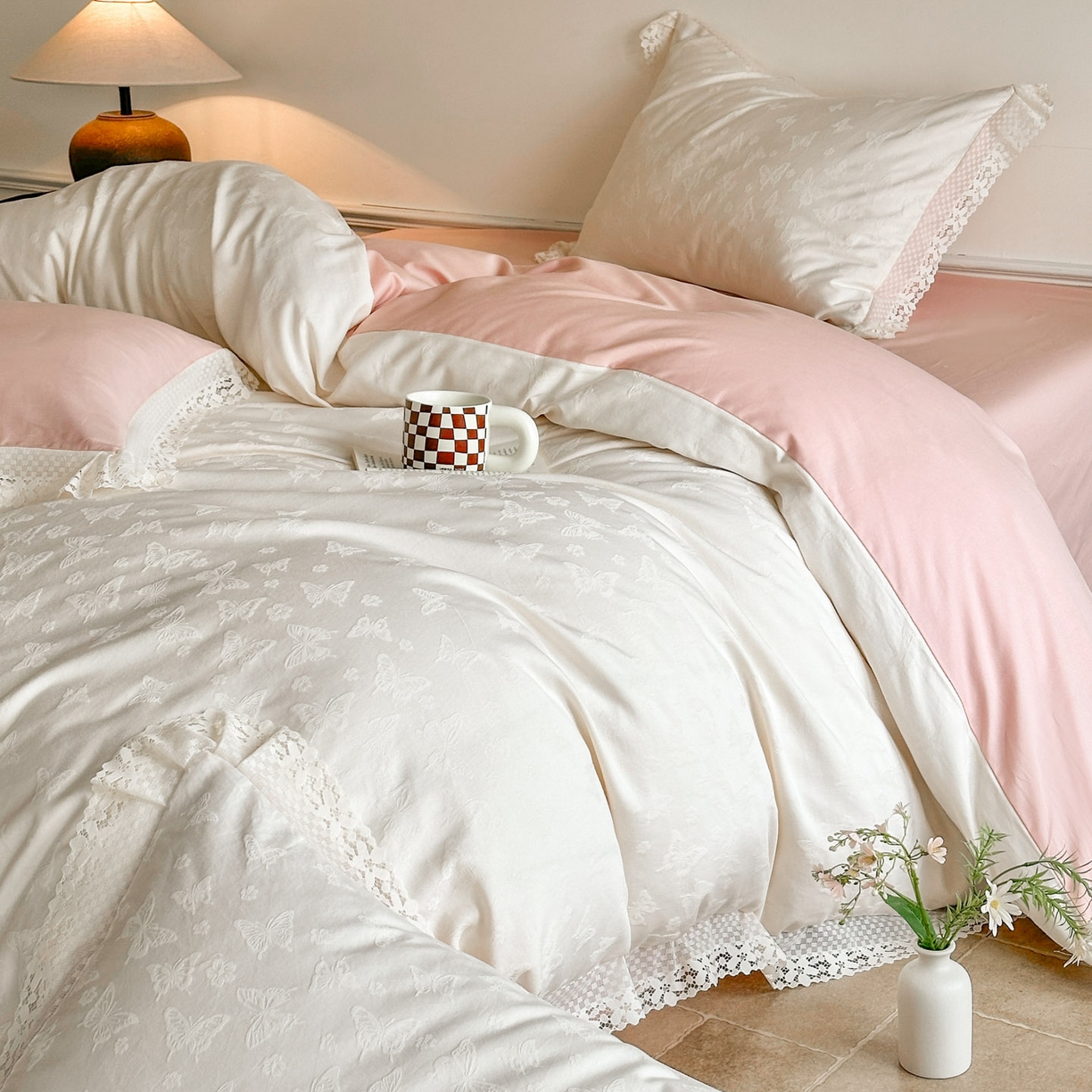 91家纺网 家纺一手货源 找家纺 格里芬家纺 2026新款花边款60S全棉水洗立体浮雕提花四件套 蝶愔之舞-奶昔白