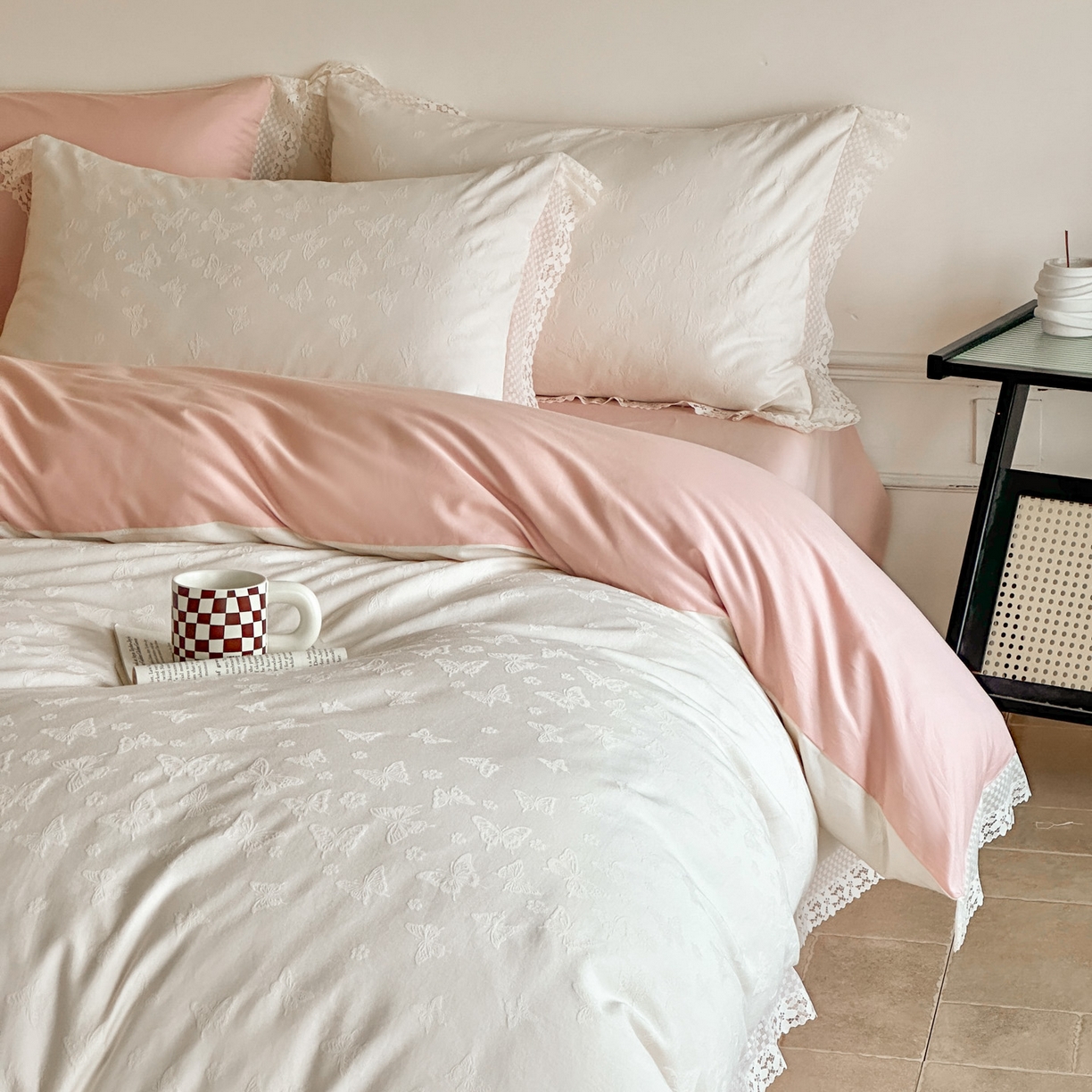 91家纺网 家纺一手货源 找家纺 格里芬家纺 2026新款花边款60S全棉水洗立体浮雕提花四件套 蝶愔之舞-奶昔白