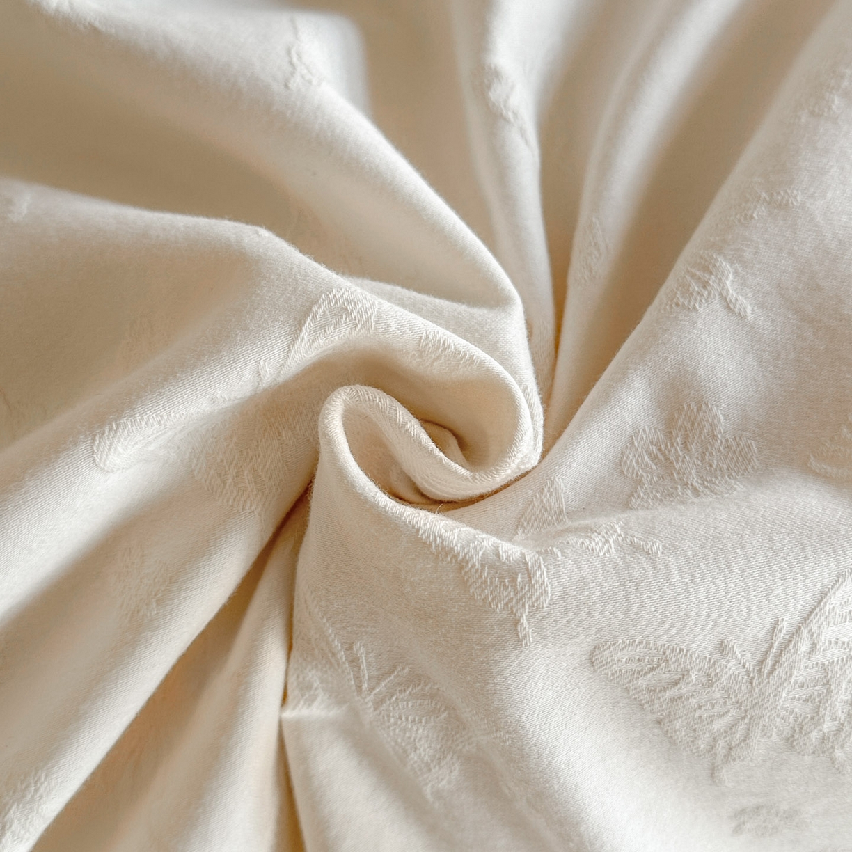 91家纺网 家纺一手货源 找家纺 格里芬家纺 2026新款花边款60S全棉水洗立体浮雕提花四件套 蝶愔之舞-奶昔白