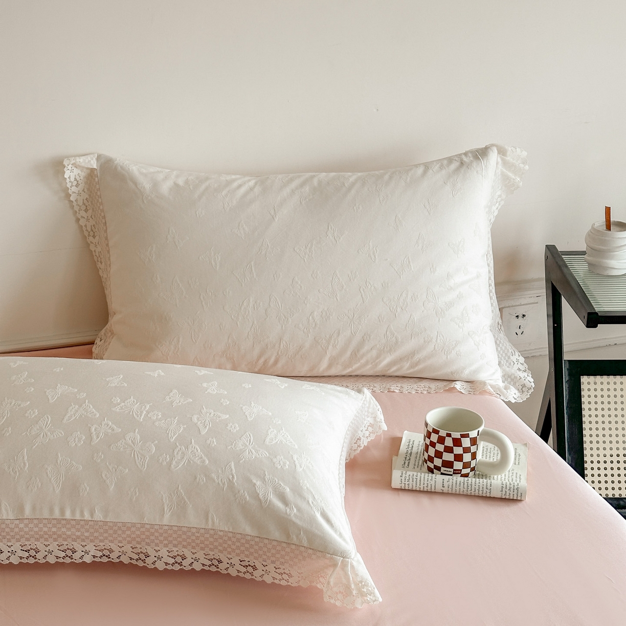 91家纺网 家纺一手货源 找家纺 格里芬家纺 2026新款花边款60S全棉水洗立体浮雕提花四件套 蝶愔之舞-奶昔白