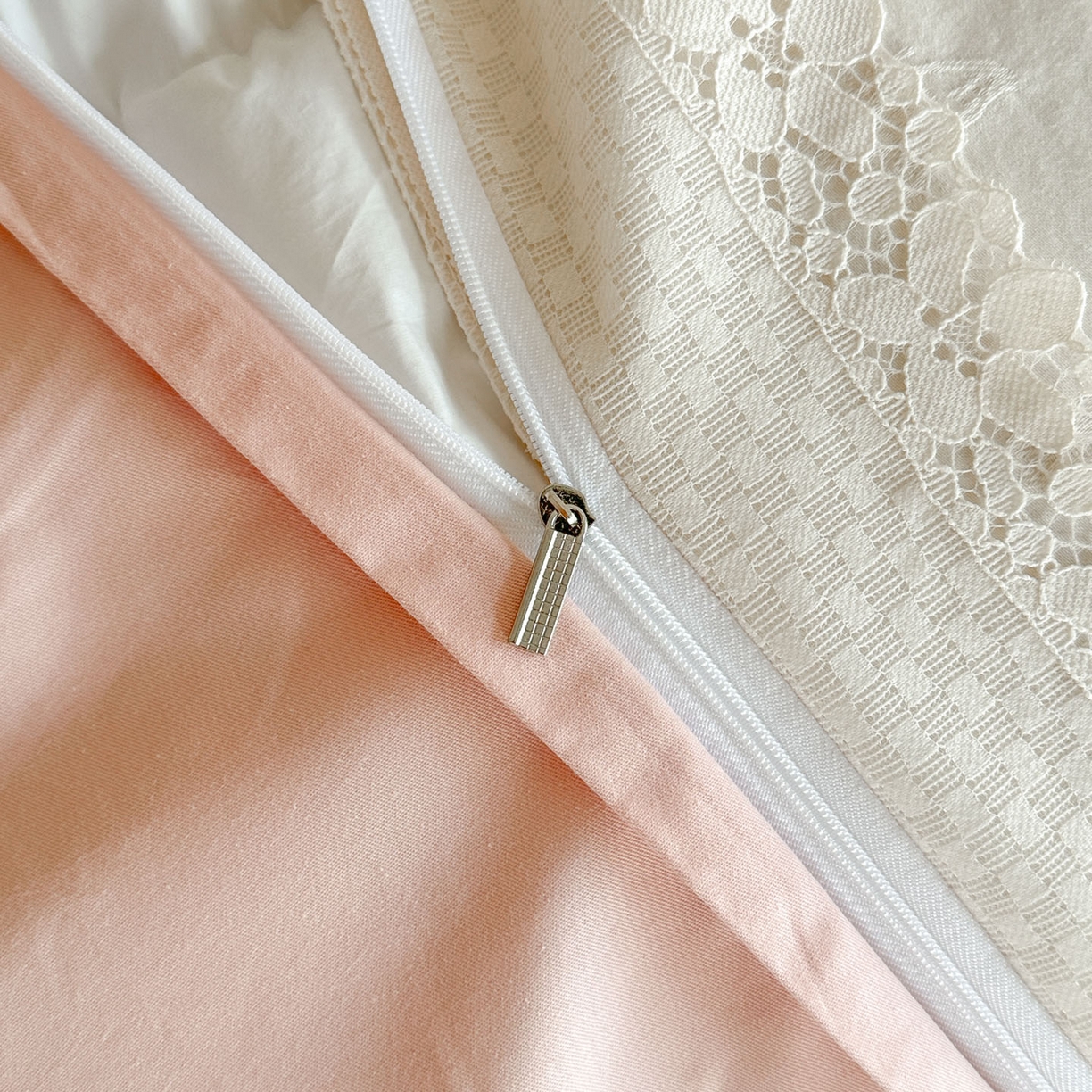 91家纺网 家纺一手货源 找家纺 格里芬家纺 2026新款花边款60S全棉水洗立体浮雕提花四件套 蝶愔之舞-奶昔白