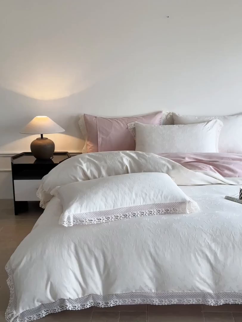 91家纺网 家纺一手货源 找家纺 格里芬家纺 2026新款花边款60S全棉水洗立体浮雕提花四件套 蝶愔之舞-奶昔白