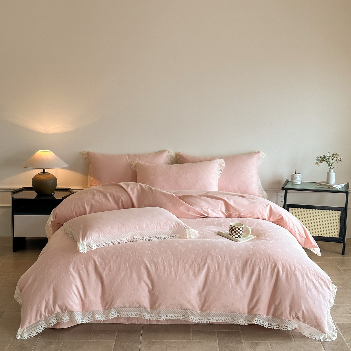 91家纺网 家纺一手货源 找家纺 格里芬家纺 2026新款花边款60S全棉水洗立体浮雕提花四件套 蝶愔之舞-唯美粉