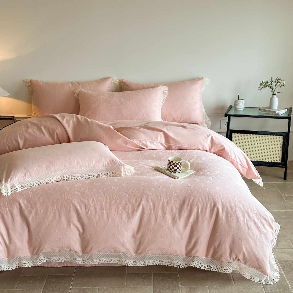 91家纺网 家纺一手货源 找家纺 格里芬家纺 2026新款花边款60S全棉水洗立体浮雕提花四件套 蝶愔之舞-唯美粉