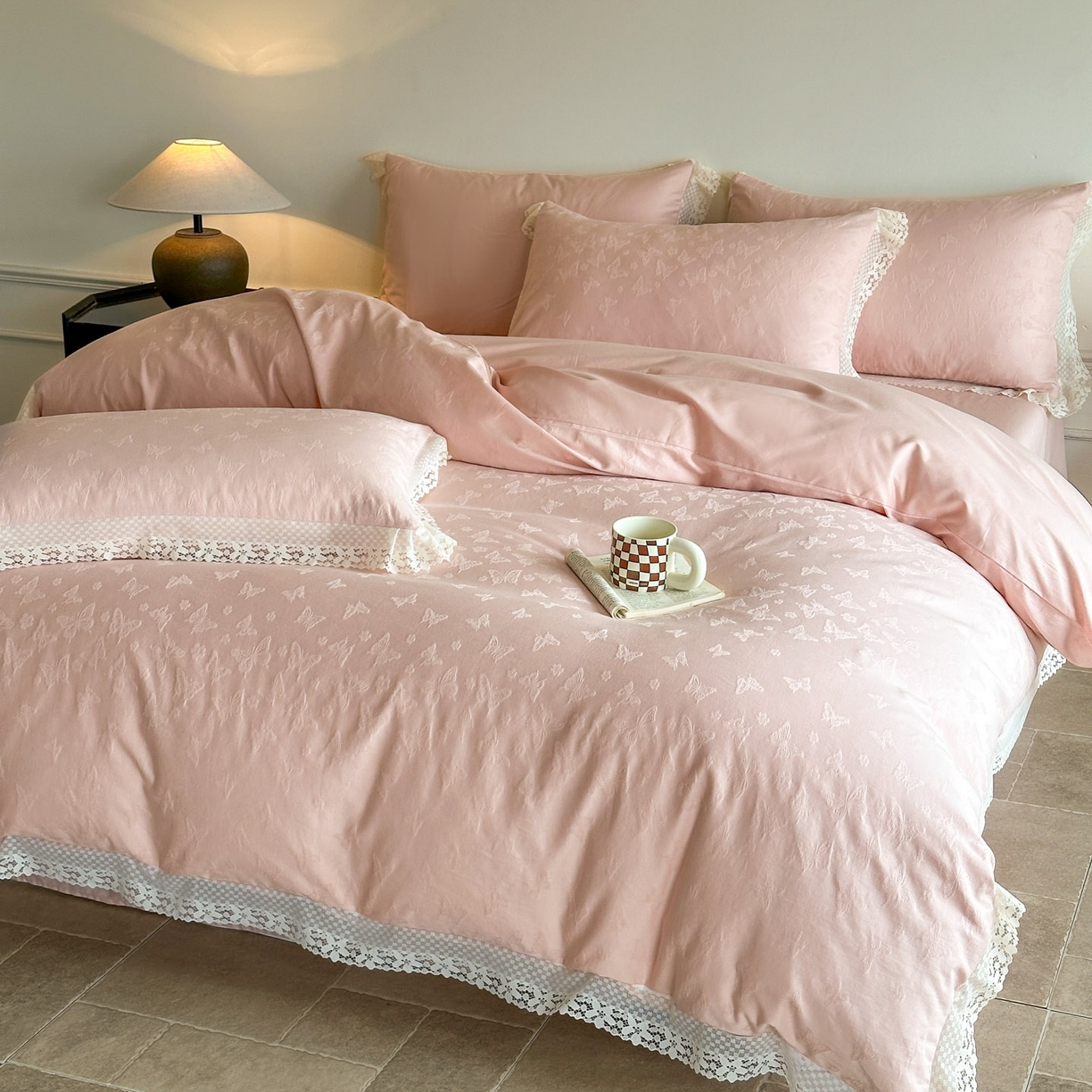 91家纺网 家纺一手货源 找家纺 格里芬家纺 2026新款花边款60S全棉水洗立体浮雕提花四件套 蝶愔之舞-唯美粉