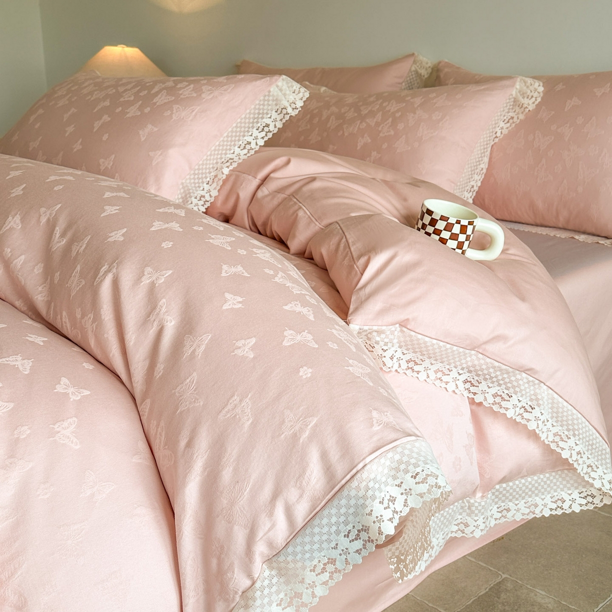 91家纺网 家纺一手货源 找家纺 格里芬家纺 2026新款花边款60S全棉水洗立体浮雕提花四件套 蝶愔之舞-唯美粉