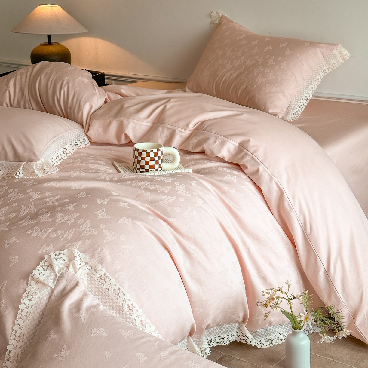 91家纺网 家纺一手货源 找家纺 格里芬家纺 2026新款花边款60S全棉水洗立体浮雕提花四件套 蝶愔之舞-唯美粉